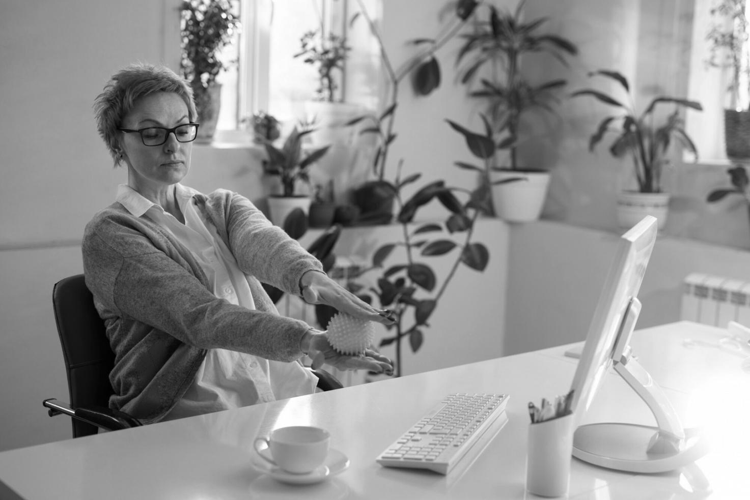 Professionelle Finanzberatung - Moderne Büroumgebung mit Fokus auf persönliche Kundenbetreuung